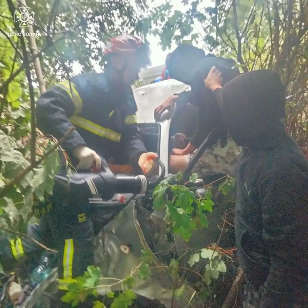 На Волині рятувальники визволили 19-річного водія після ДТП у кюветі
