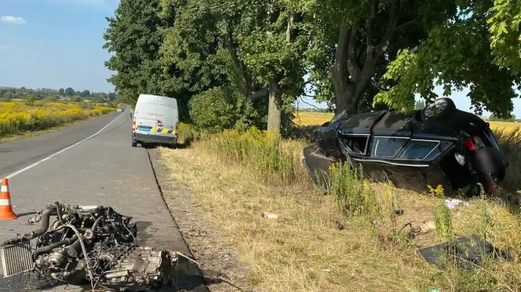 На Волині 18-річна водійка врізалася в дерево: троє постраждалих у лікарні