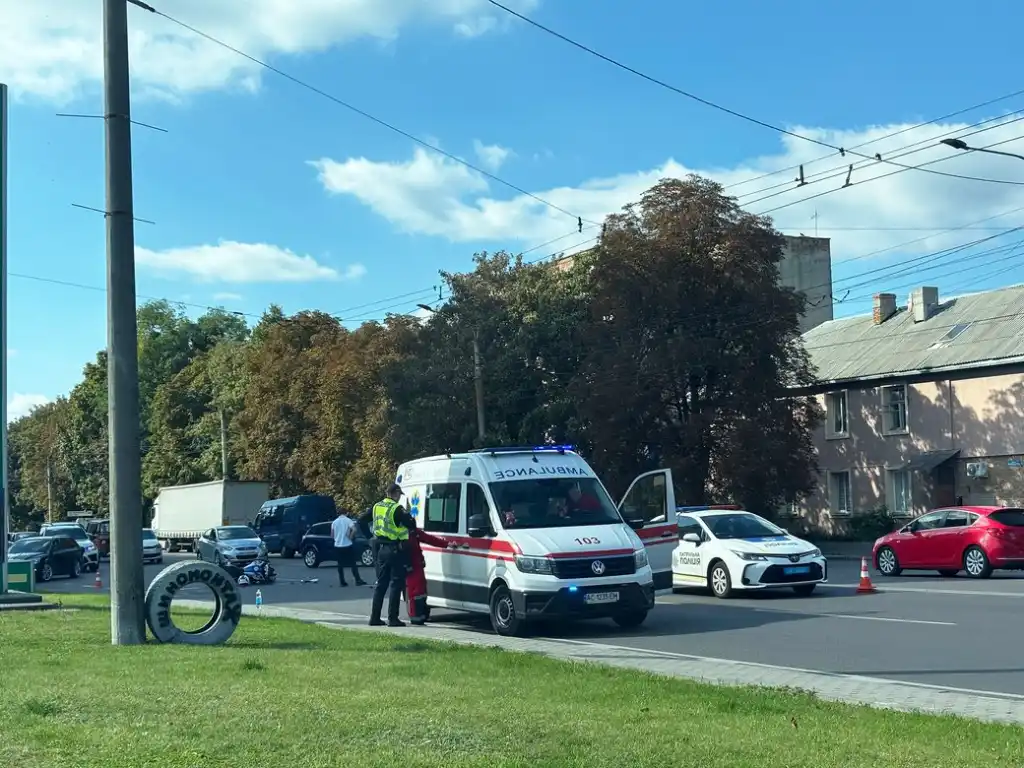 У Луцьку на вулиці Рівненській водійка автівки збила мотоцикліста
