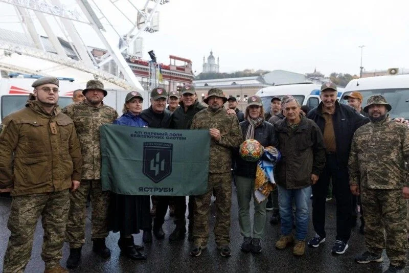 Порошенко спільно з американським фондом передав бригадам ТрО понад 20 «швидких»