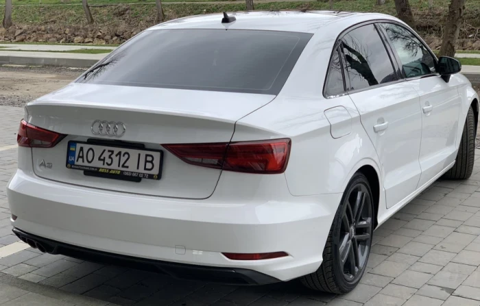 У Сваляві виставили на продаж три авто: від Volkswagen Caddy до Audi A3