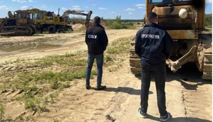Судять угрупування, яке крало пісок Укрзалізниці з Радошинського кар’єру