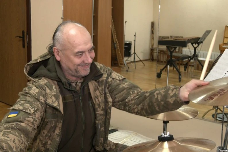 На фронті грав на пеньках замість барабанів: викладач луцької музшколи прийшов у відпустку