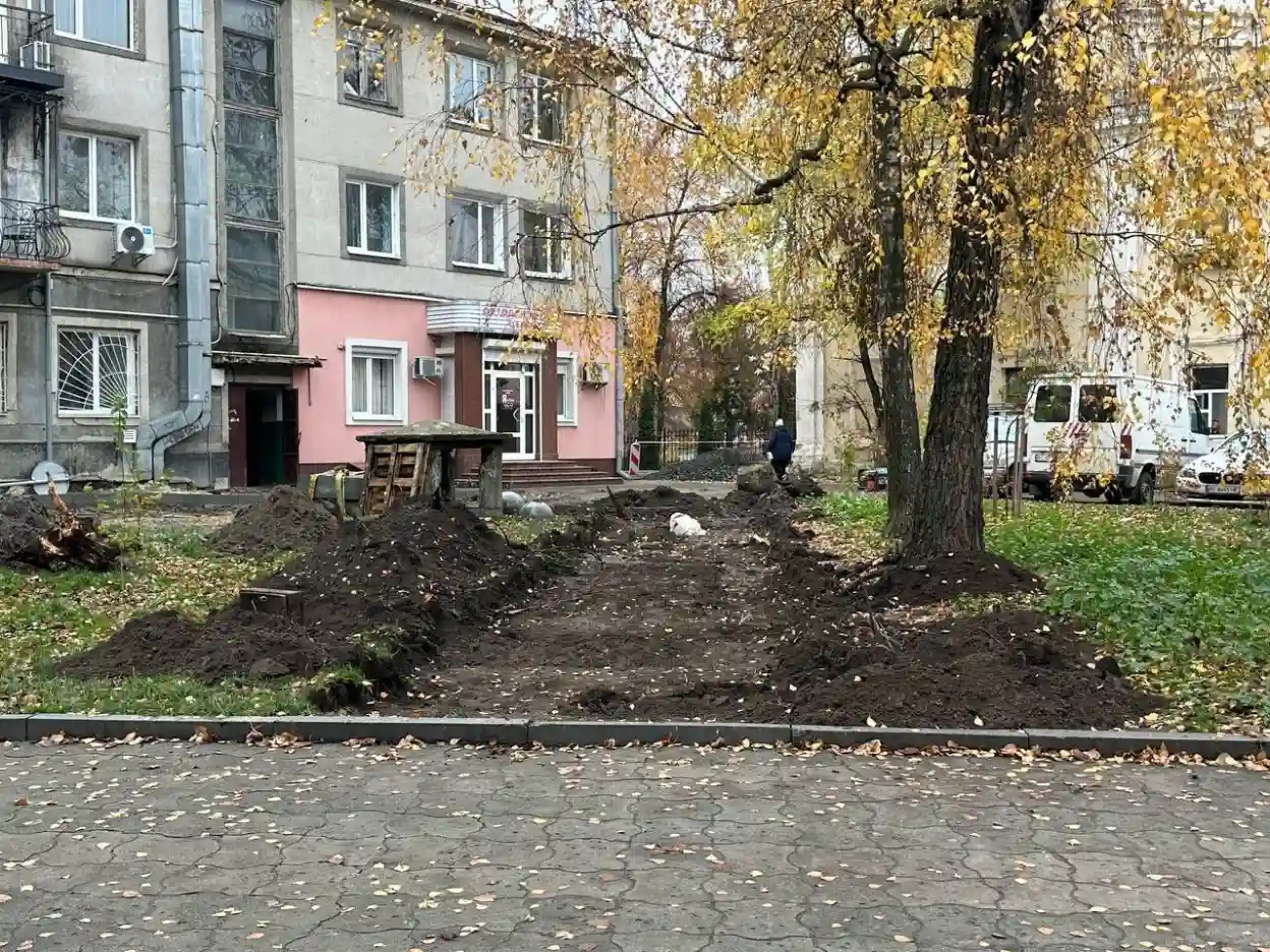 Прибудинкову територію оновлюють на вулиці Лесі Українки у Луцьку