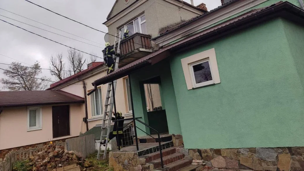 У місті на Волині рятувальники визволили з замкненої квартири пенсіонера