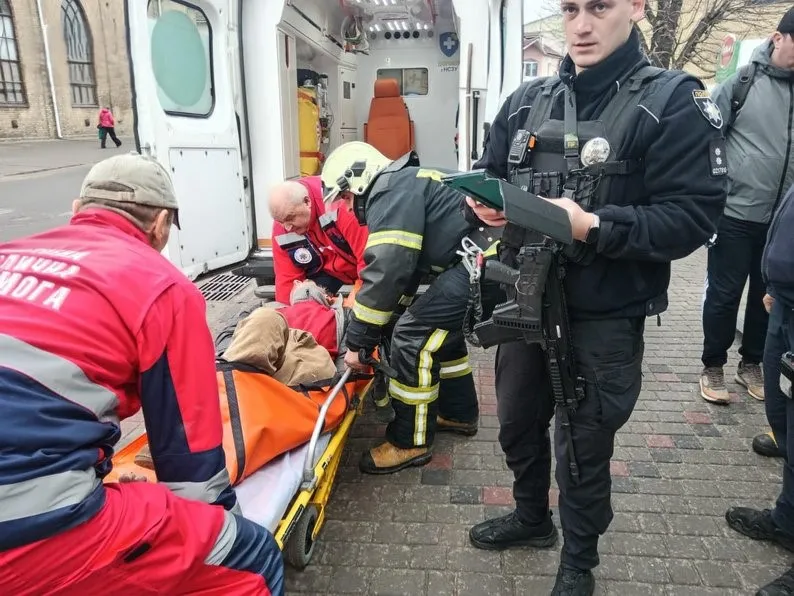 У місті на Волині рятувальники визволили з замкненої квартири пенсіонера