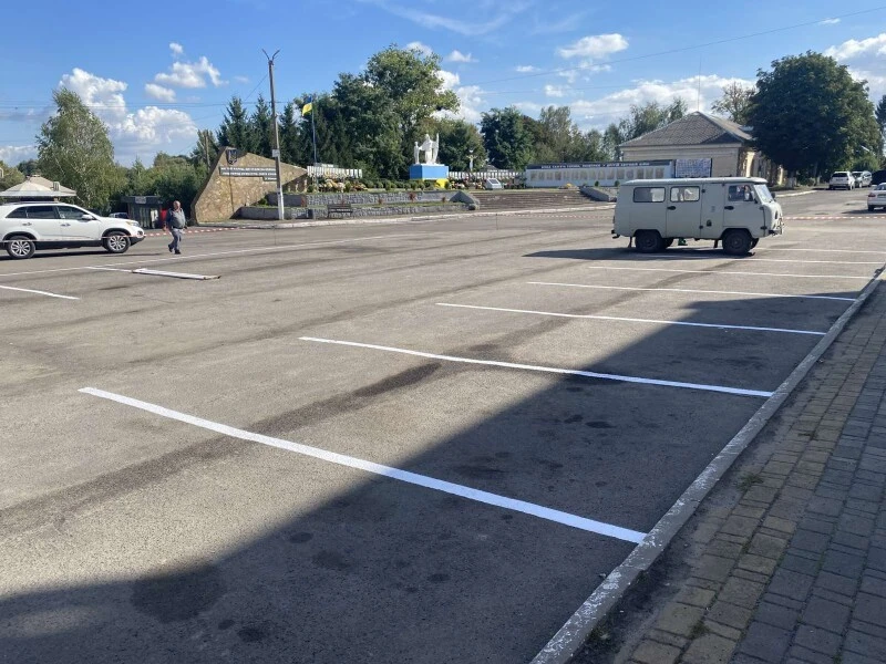 У селищі на Волині власними силами облаштували паркувальні майданчики