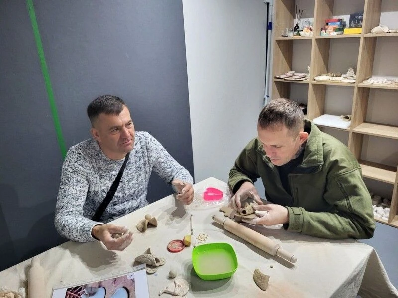 Гончарство для ветеранів у Ковелі: творчість, що планують перетворити на дрони
