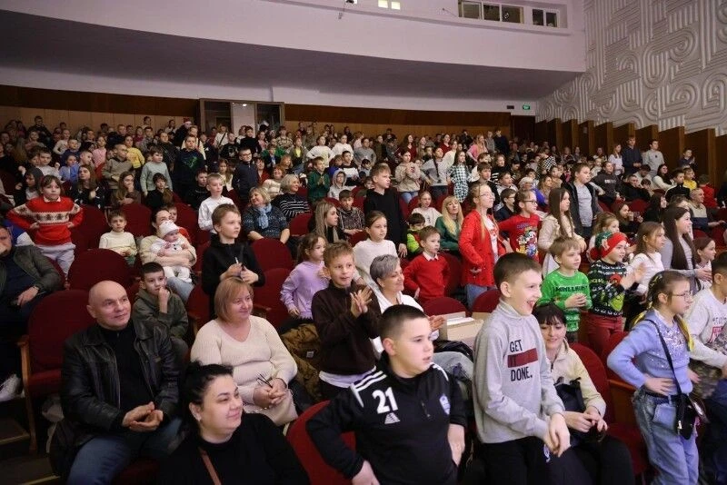 У Луцьку 500 дітей отримали солодкі подарунки