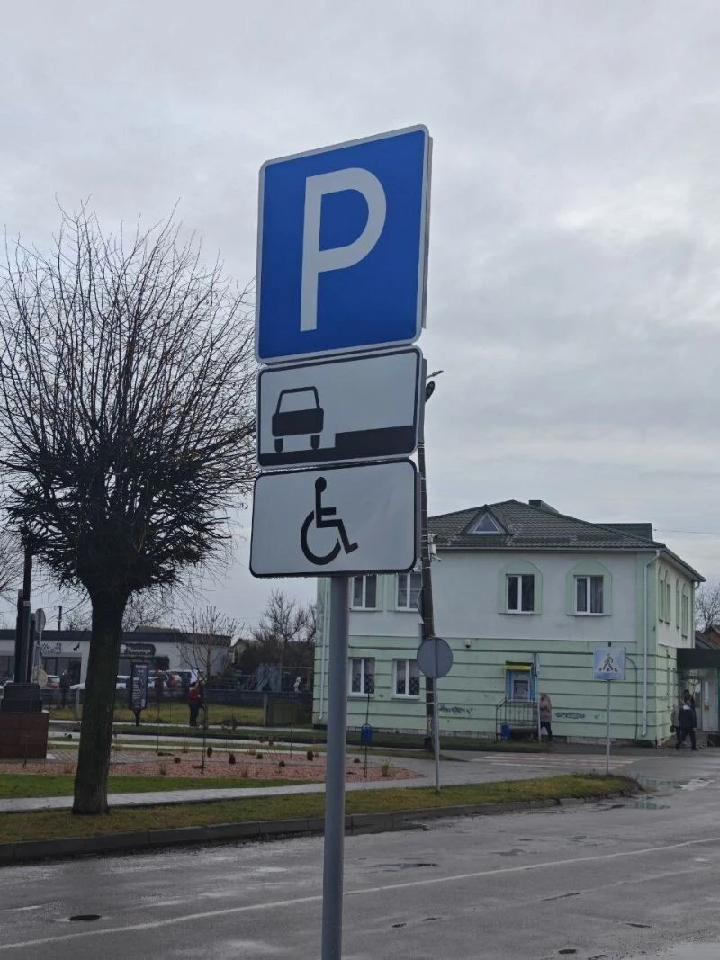 Безбар’єрність для ветеранів: на Волині оновили автостоянку для маломобільних груп