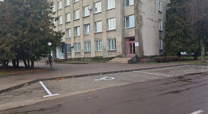 Безбар’єрність для ветеранів: на Волині оновили автостоянку для маломобільних груп