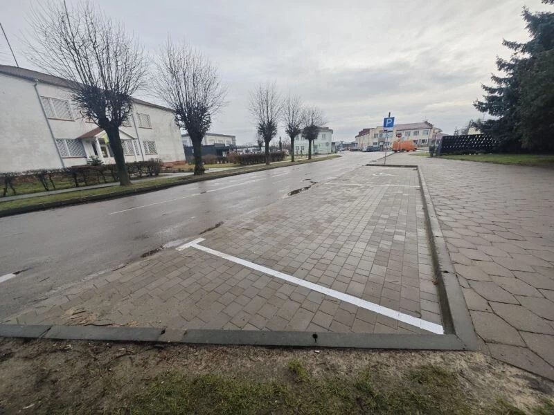 Безбар’єрність для ветеранів: на Волині оновили автостоянку для маломобільних груп