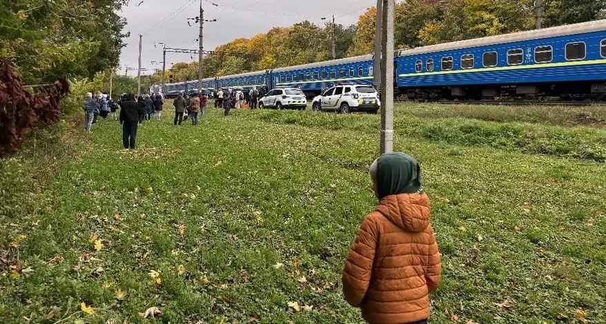 Українські потяги зупинили за кордоном через повідомлення про мінування, людей висадили.