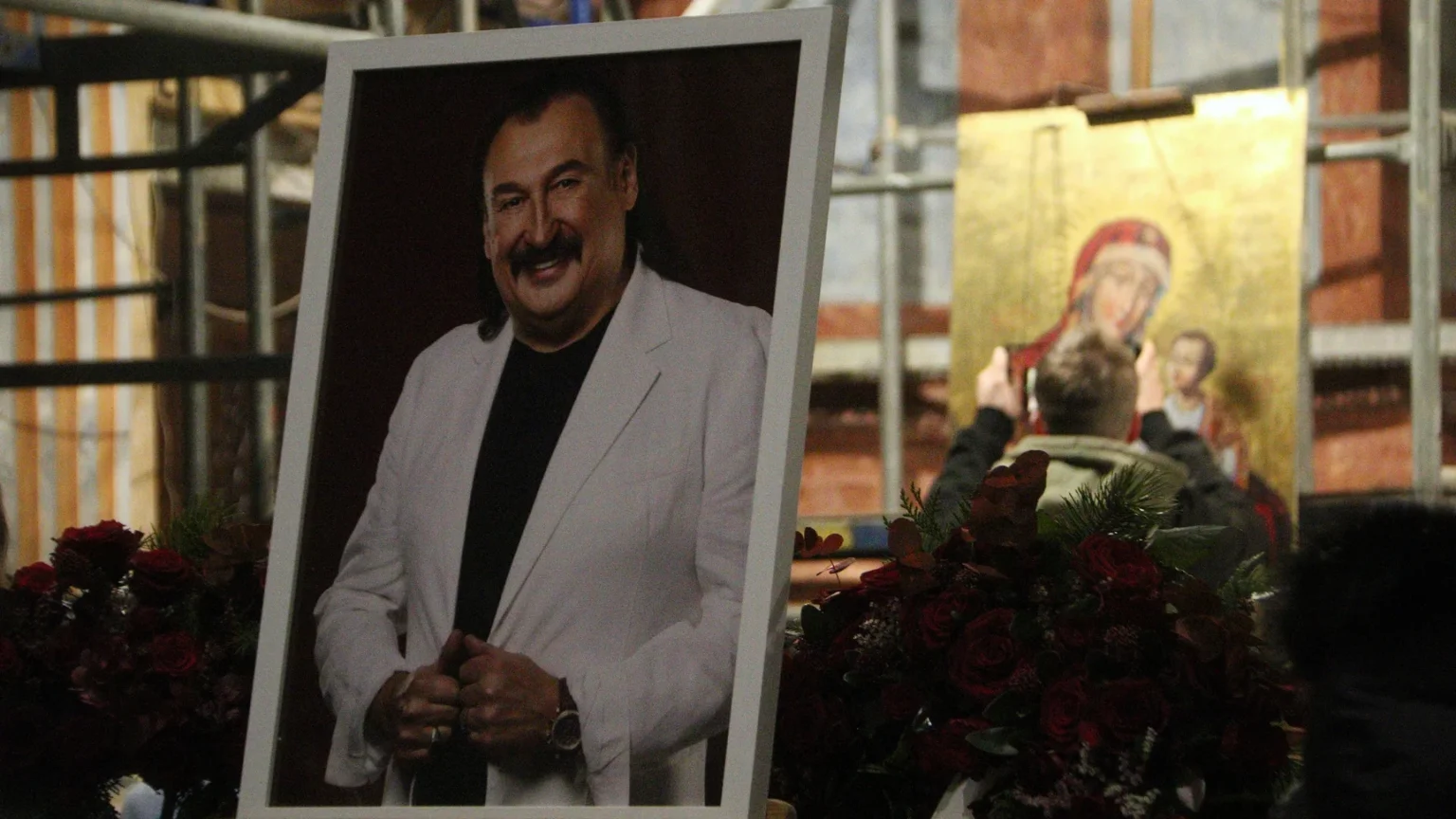 У Львові сотні людей прощаються зі Степаном Гігою