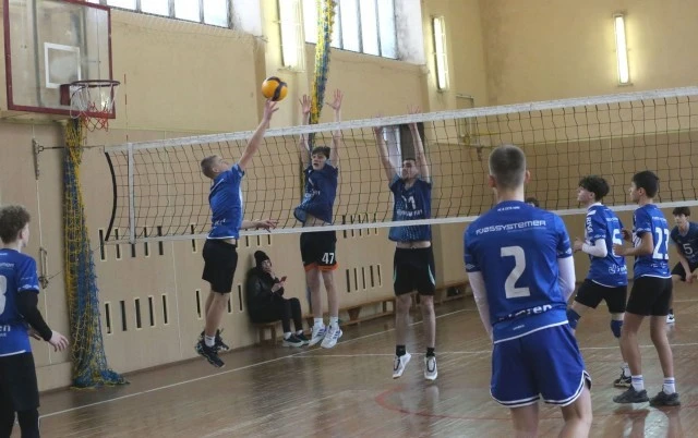 Чотири команди боролися за першість: у Луцьку – чемпіонат КДЮСШ № 1 із волейболу. Фото