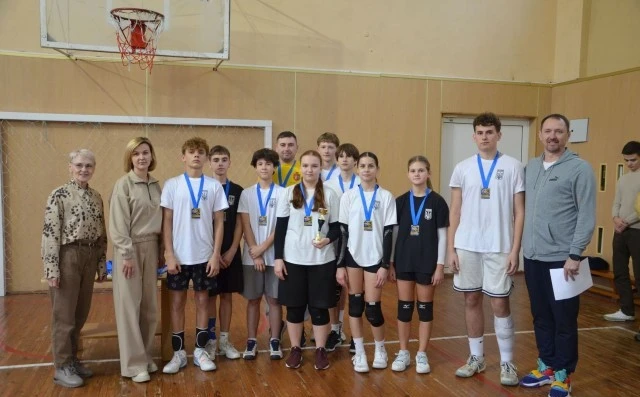 Чотири команди боролися за першість: у Луцьку – чемпіонат КДЮСШ № 1 із волейболу. Фото