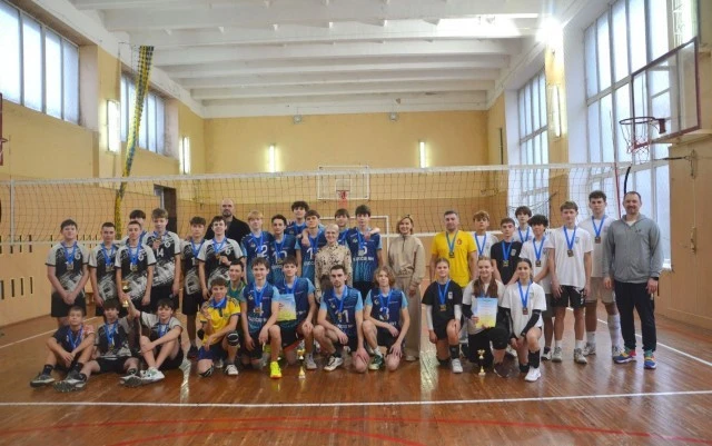 Чотири команди боролися за першість: у Луцьку – чемпіонат КДЮСШ № 1 із волейболу. Фото