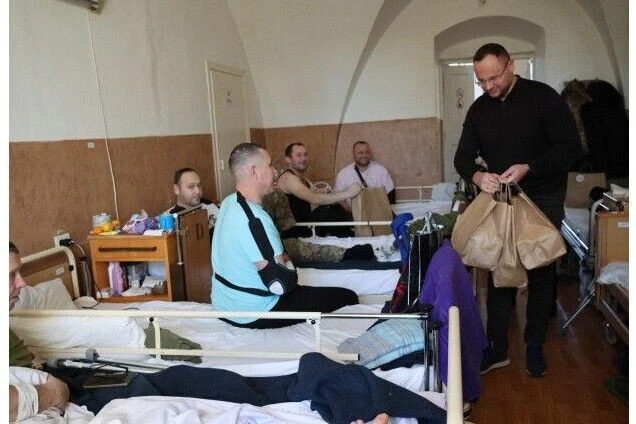 Різдвяний візит до госпіталів: у Луцьку підтримали поранених захисників