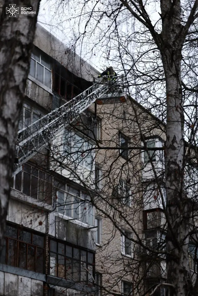 Ранкова пожежа у Луцьку: з квартири на п’ятому поверсі винесли двох чоловіків