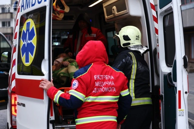 Ранкова пожежа у Луцьку: з квартири на п’ятому поверсі винесли двох чоловіків