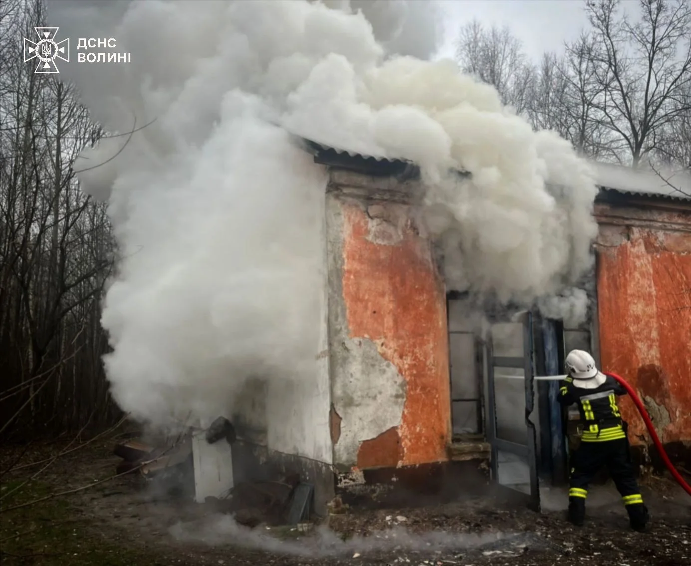 Вогонь не обирав: на Волині за добу горіли господарська споруда, дачі та сільська крамниця