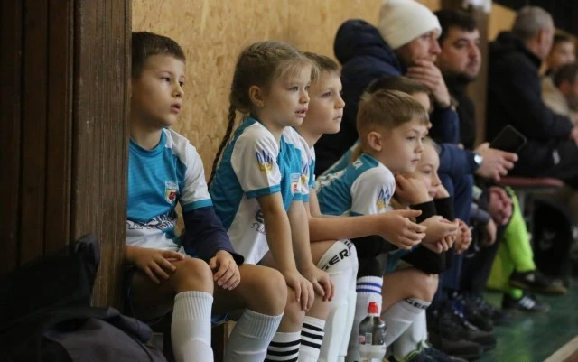 Різдвяний мініфутбол у Луцьку: 12 команд, три ліги і перші емоції перемог