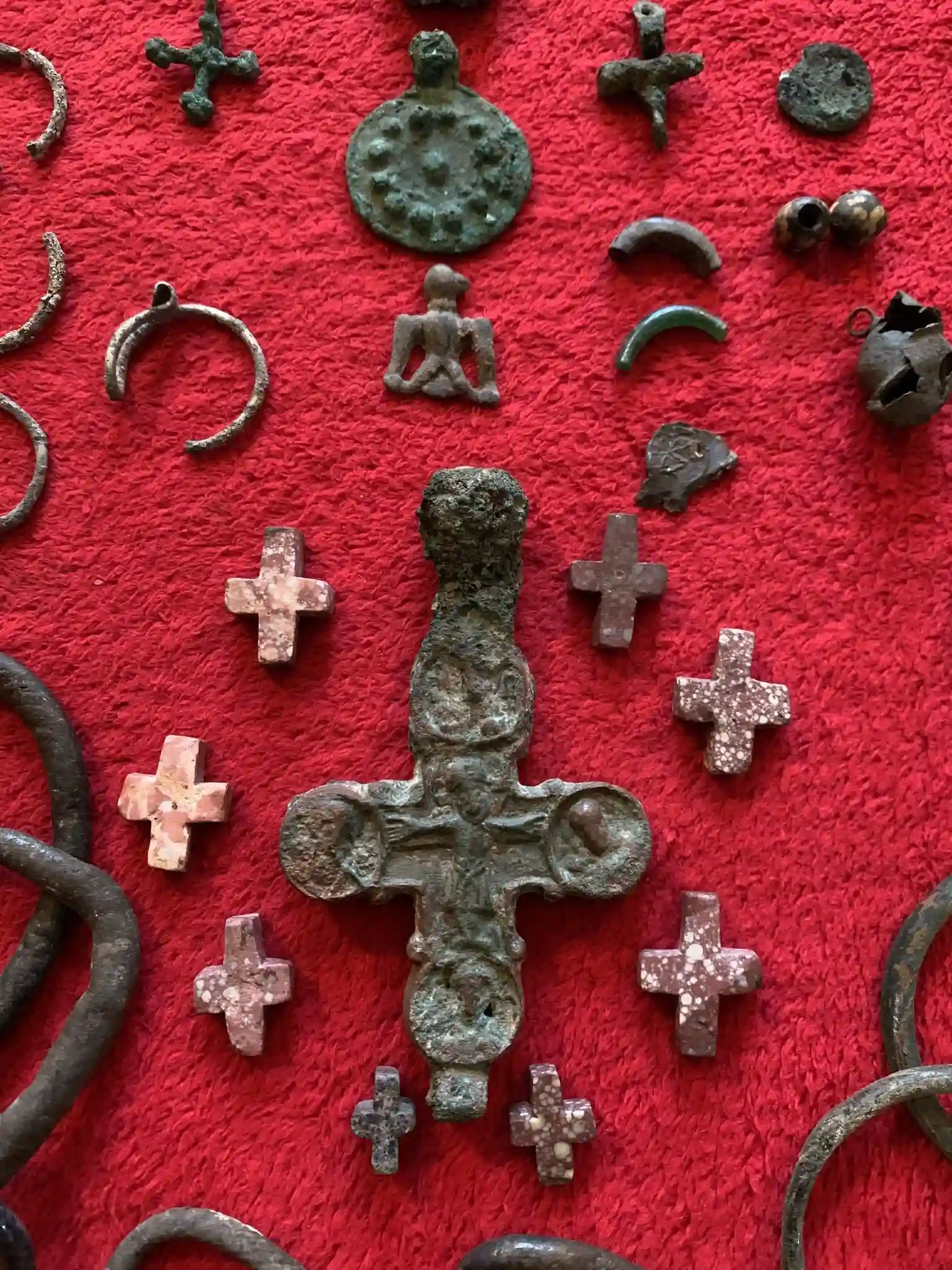 Амфора під підлогою і 573 браслети: у Володимирі розкрили один із найбільших ювелірних скарбів Русі