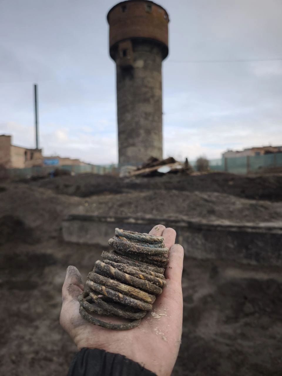 Амфора під підлогою і 573 браслети: у Володимирі розкрили один із найбільших ювелірних скарбів Русі