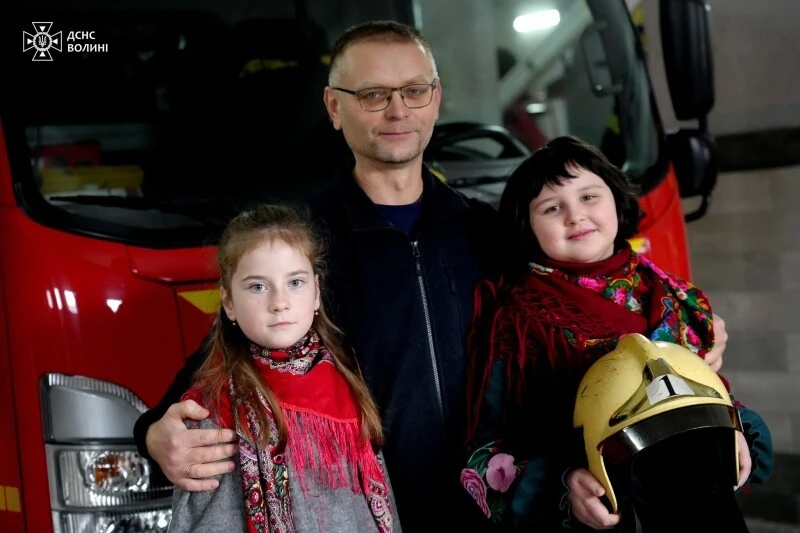 Колядники у пожежному депо: як волинські рятувальники зустріли дітей із «миколайчиками»