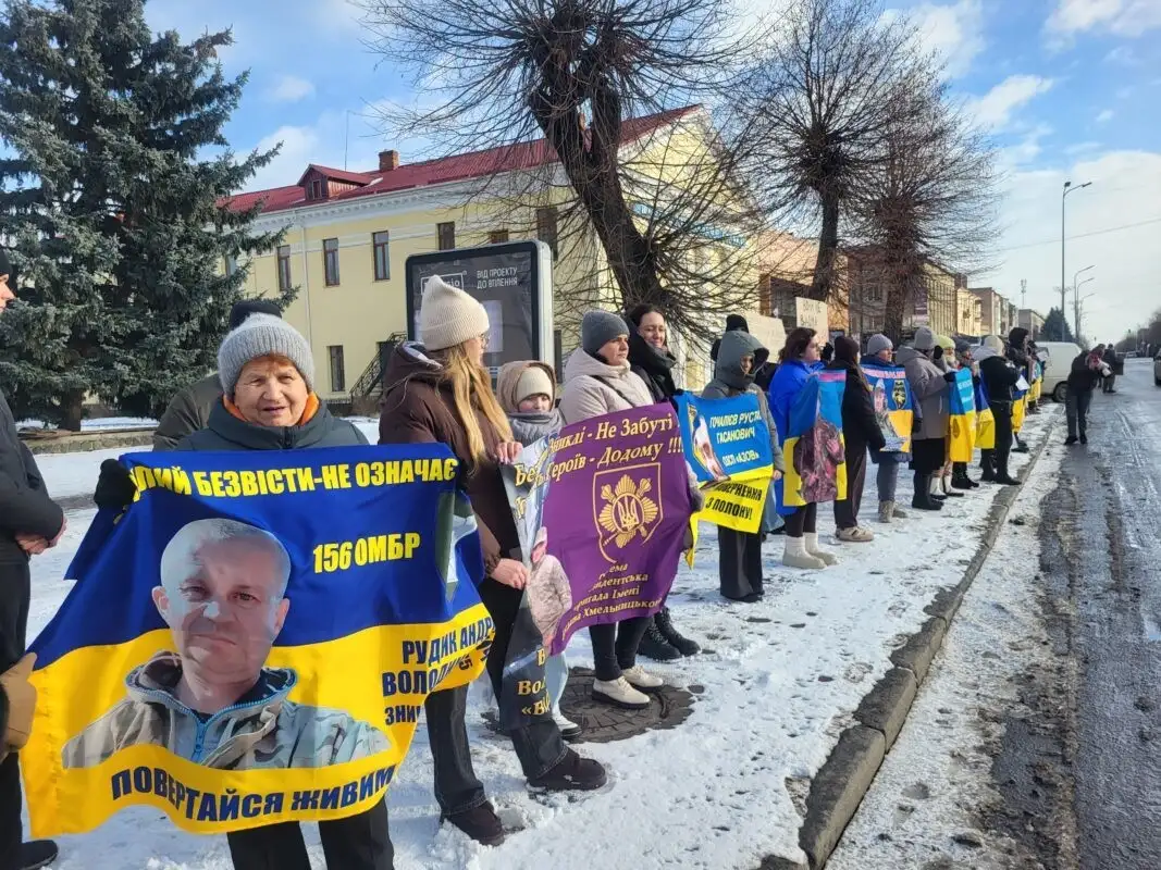 «Не мовчи – полон вбиває»: у Ковелі знову вийшли на акцію заради тих, кого чекають