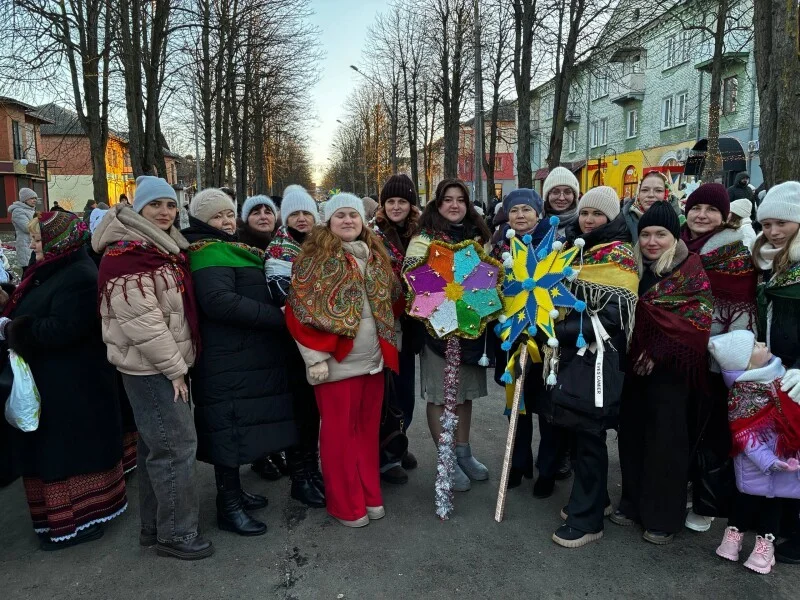 Різдвяна зірка над містом: у Нововолинську відбулася масштабна хода звіздарів