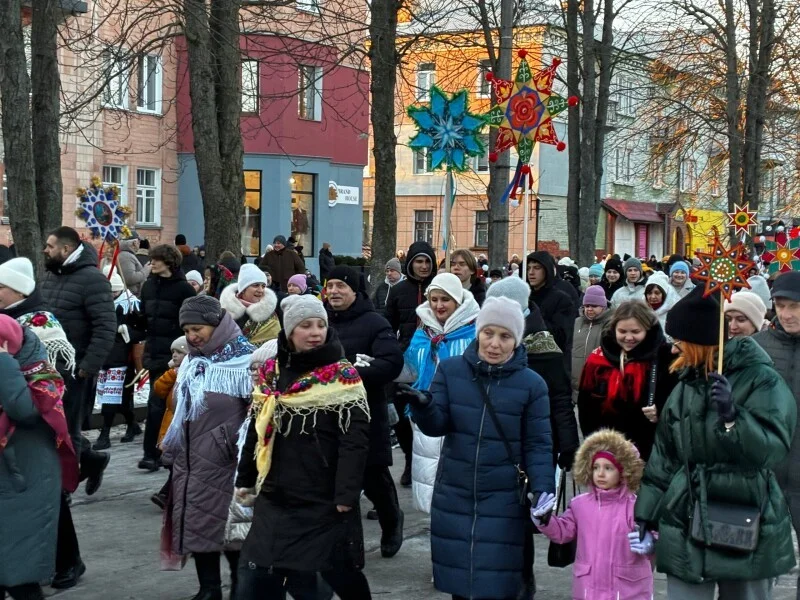 Різдвяна зірка над містом: у Нововолинську відбулася масштабна хода звіздарів