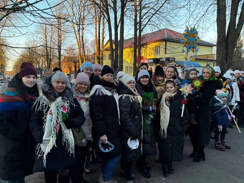 Різдвяна зірка над містом: у Нововолинську відбулася масштабна хода звіздарів