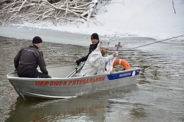 Водохреща у Луцьку: місто пройшло хресною ходою до освяченого Стиру