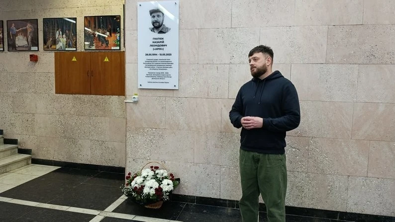 У фоє Волинського драмтеатру з’явився знак пам’яті сценічному машиністу, який загинув на війні