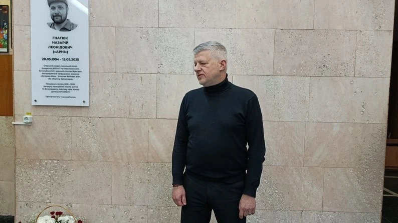 У фоє Волинського драмтеатру з’явився знак пам’яті сценічному машиністу, який загинув на війні