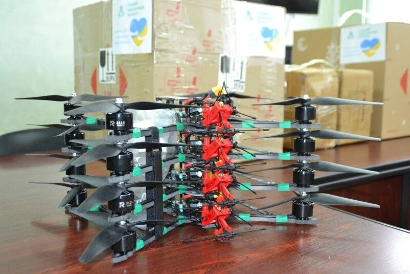 Освітяни з Луцька передали військовим партію FPV-дронів для фронту