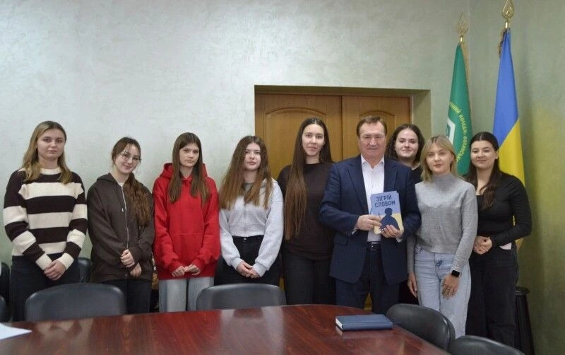 Освітяни з Луцька передали військовим партію FPV-дронів для фронту