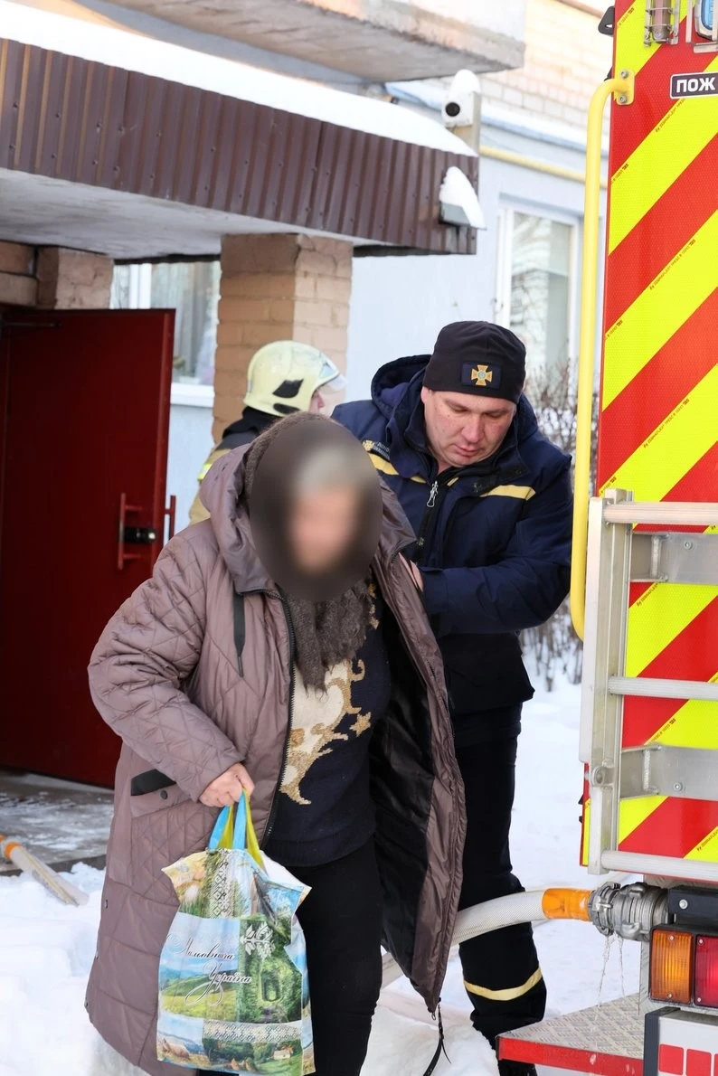 Ранкова пожежа в Луцьку: на Мазепи зайнялася квартира, сусідку вивели через дим