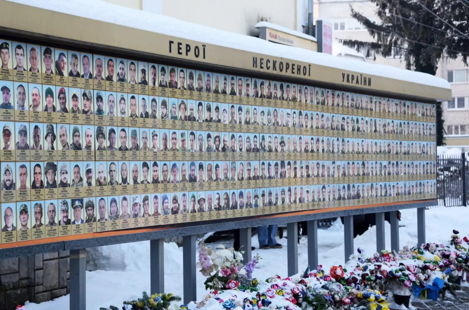 У Луцьку вшанували оборонців ДАП – тих, кого назвали кіборгами