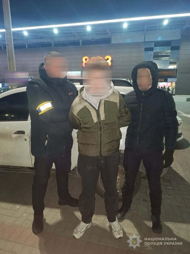 Фатальна обіцянка: у Луцьку затримали 19-річного юнака за замовний підпал автівок
