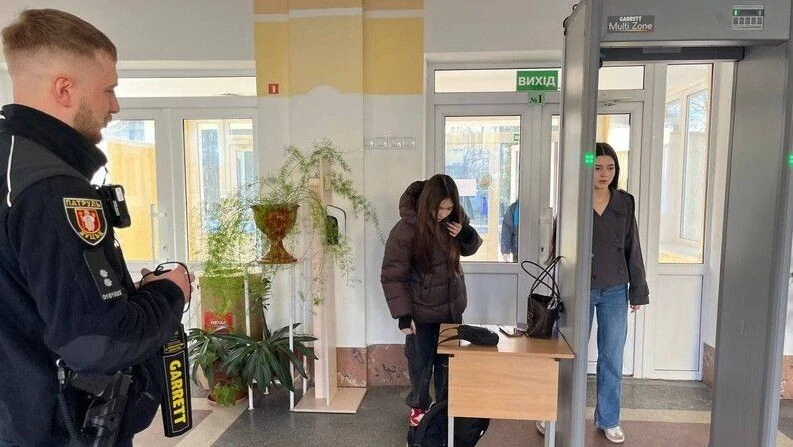 Безпека під контролем: у школах Луцька запрацювали рамки-металошукачі