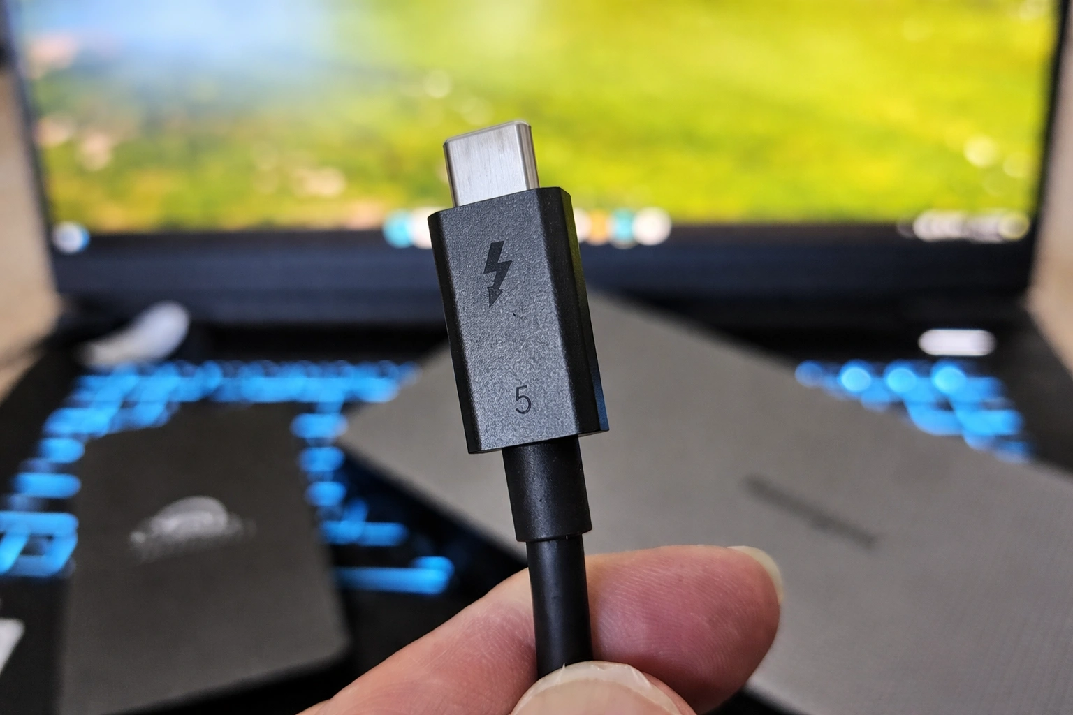 Як підключити два монітора до ноутбука через HDMI, USB-C та Thunderbolt