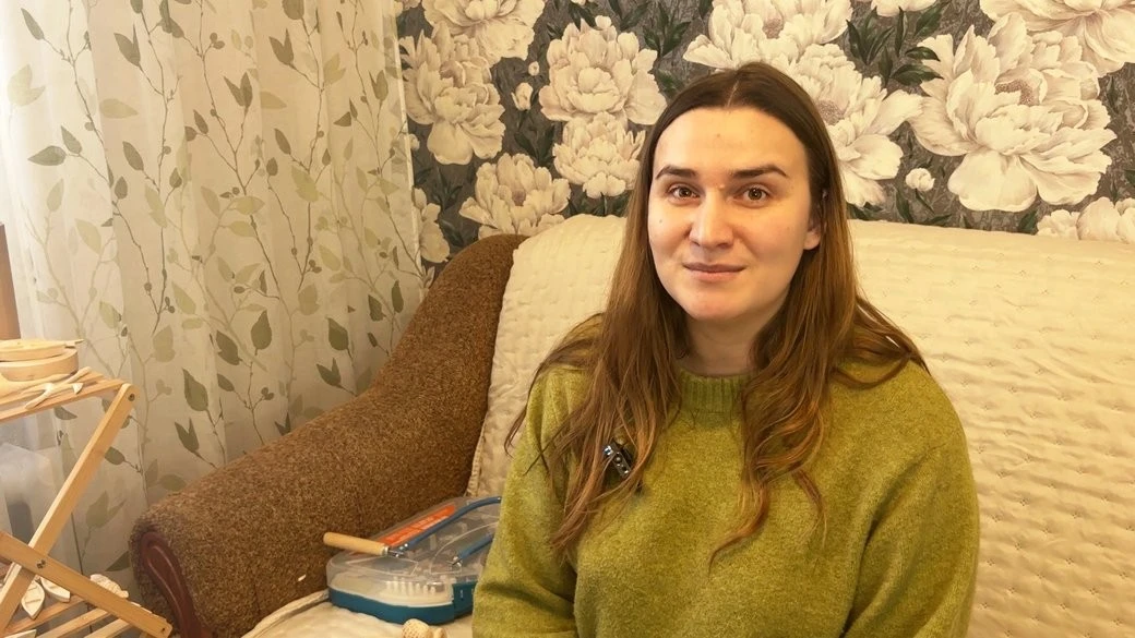 Дерев’яна душа Світязя: як волинський різьбяр перетворює поліщуцьку природу на унікальні “чачки”