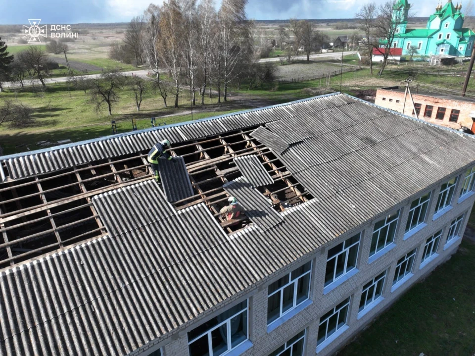 Наслідки шквалу на Волині: рятувальники відновлювали дахи соціальних об’єктів