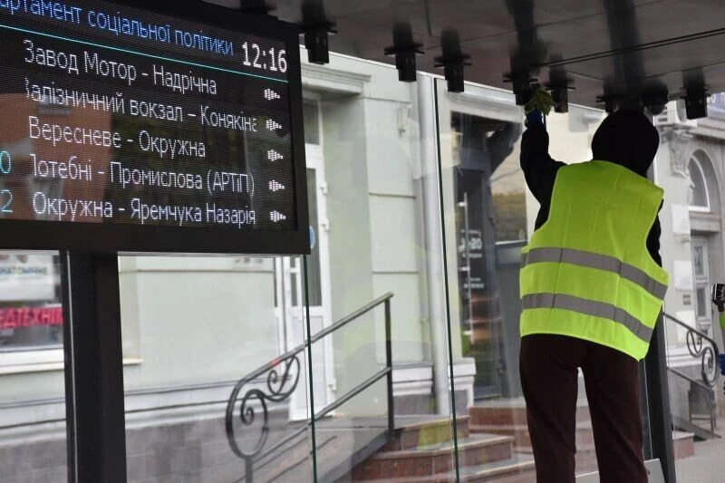 Чисте місто: у Луцьку розпочали масштабне миття зупинок громадського транспорту
