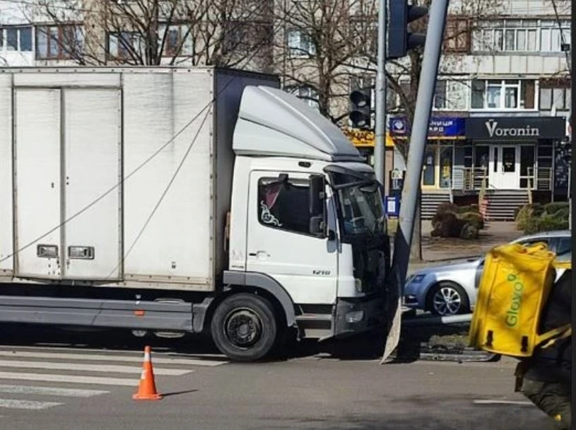 Знесення електроопори через невдалий маневр: суд Луцька виніс вердикт водійці Citroen