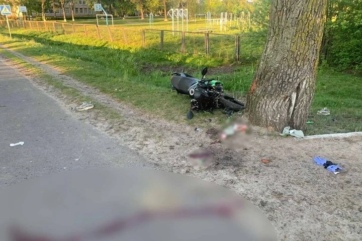 Трагедія у Видерті: двоє юнаків на мотоциклі розбилися об дерево