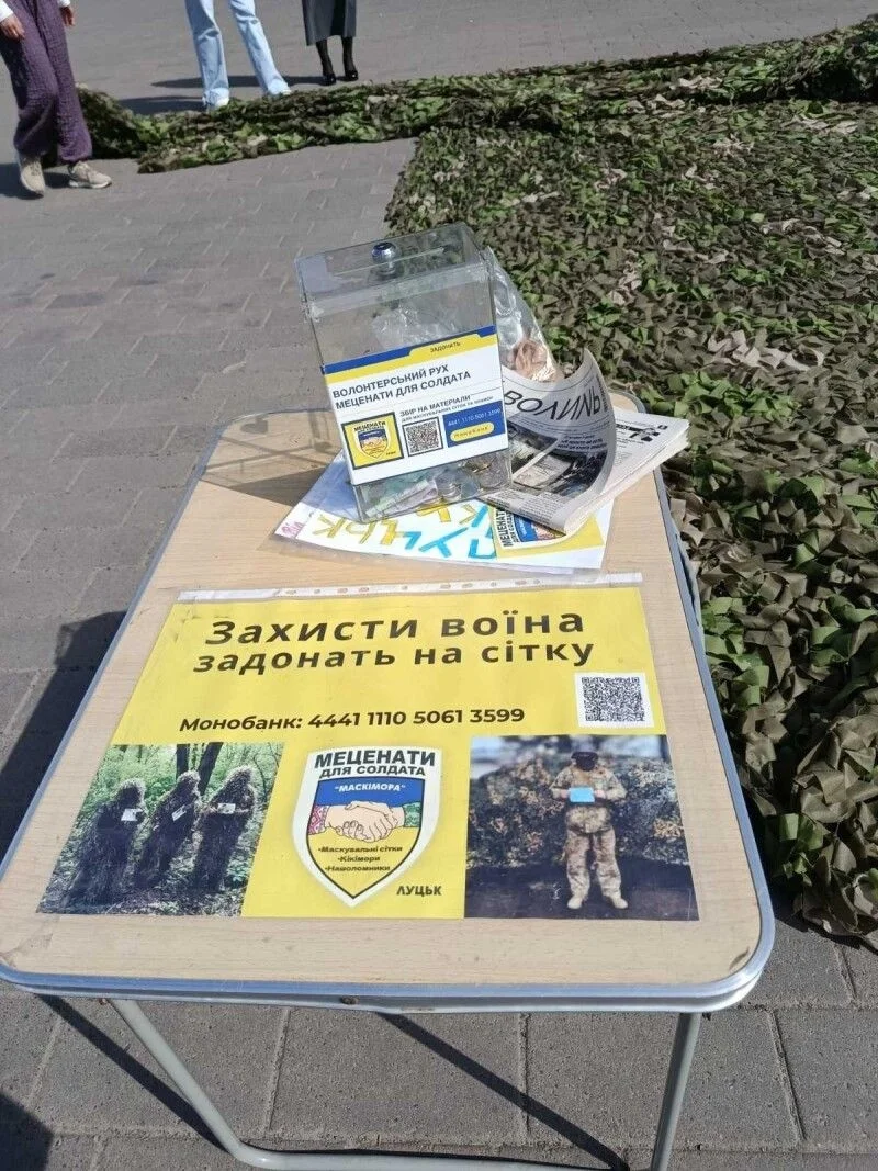 У Луцьку волонтери безкоштовно плетуть маскувальні сітки для фронту