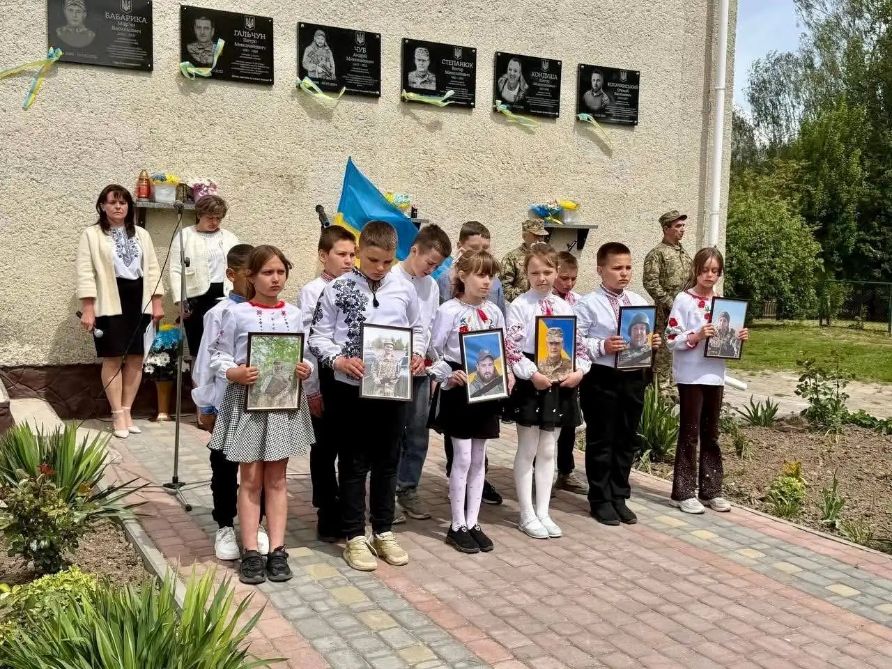 У Старій Загорівці вшанували пам’ять загиблих випускників